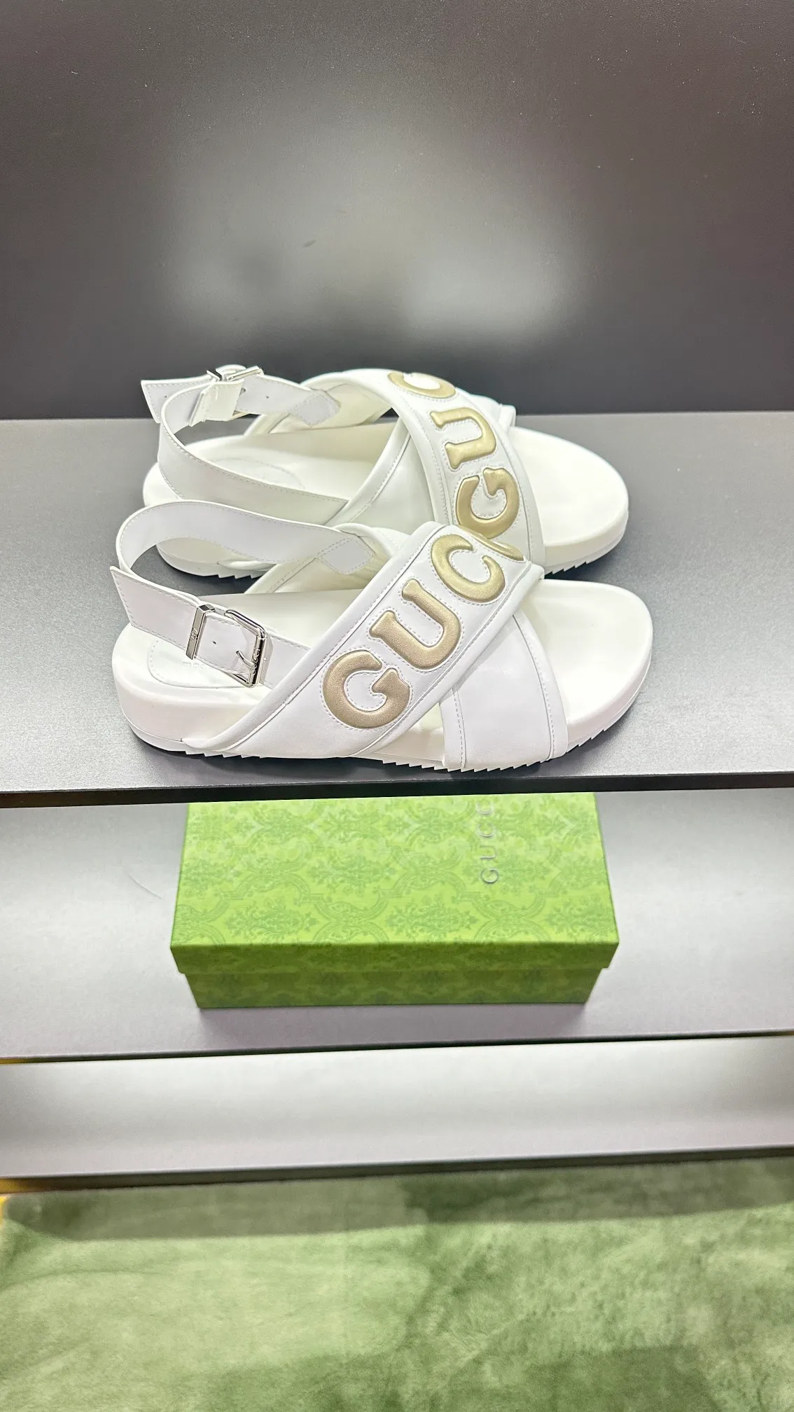 [G Family Couple Style] P: 320💰Female size 36~40 Men's size 39~45, (46. Custom-made GG slippers for men and women. This slipper is made of GG polyester fiber and is decorated with a Gucci label on the front, which adds a striking logo feel to the style. Beige GG recycled polyester fiber, same size for men and women, leather trim